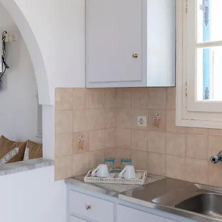 Paros Romantic Retreats-a Step Away From The Beach Inn Ambelas